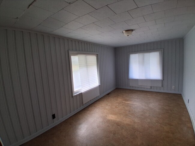 Building Photo - 913 Forrest St