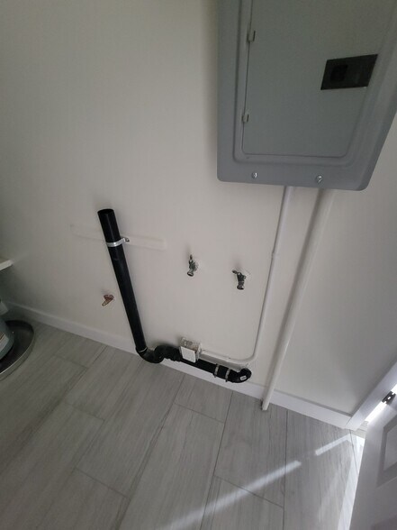 Laundry Hook up - 2216 S Bronson Ave