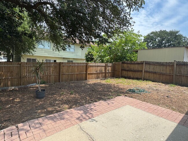 Building Photo - Freshly Updated Home for Lease – Move-In R...