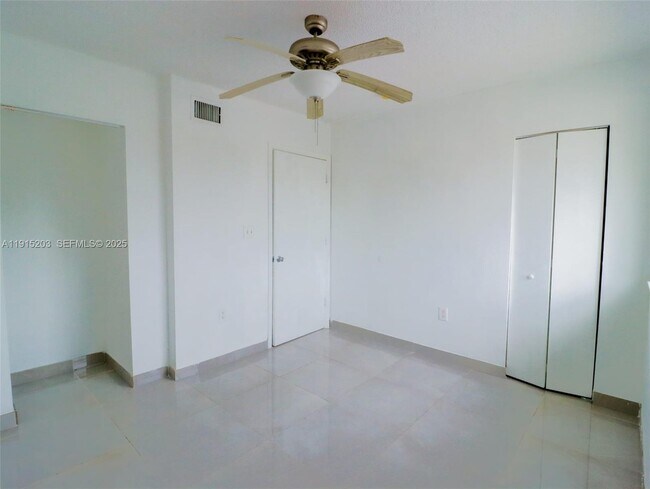 Building Photo - 14010 NE 3rd Ct