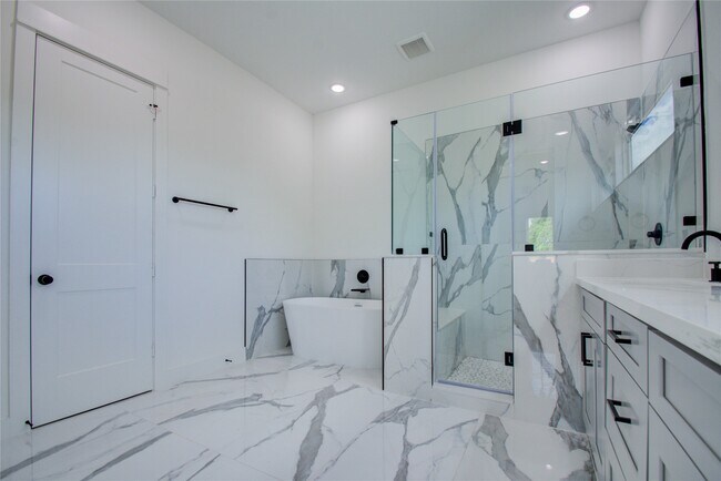 Building Photo - 3206 Live Oak St