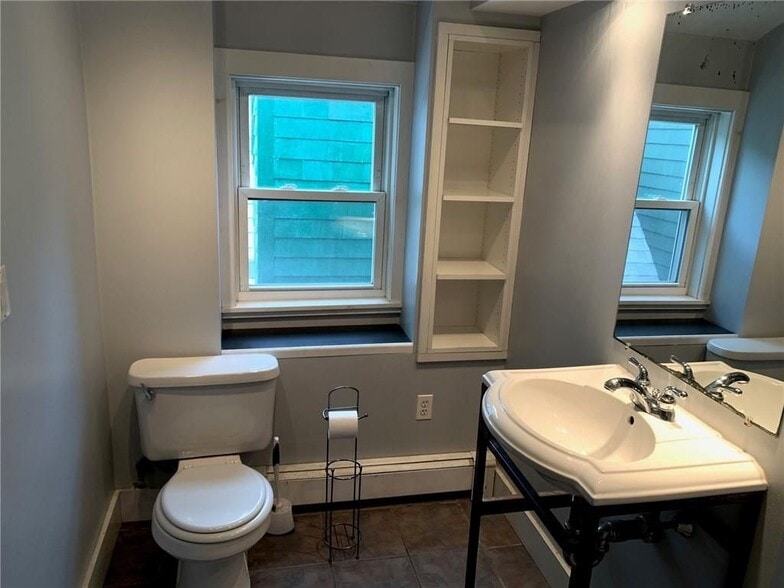 Building Photo - 27 Young St