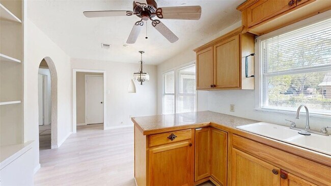 Building Photo - 911 E North Ave