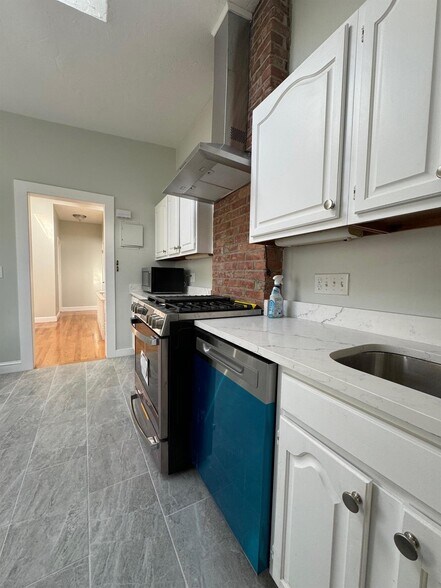 Building Photo - 60 Sacramento St