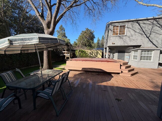 Building Photo - 4 Bed 3 Bath In West Alamo