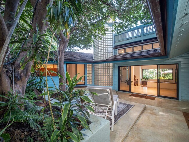 Building Photo - Beautiful Furnished, 2 Bed, 3 Bath, Gated ...