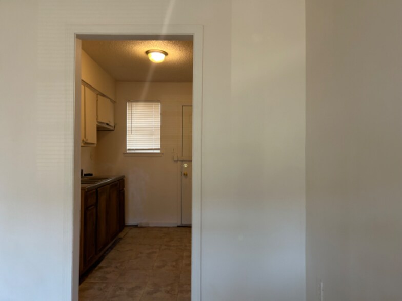 Building Photo - 2565 Peres Ave