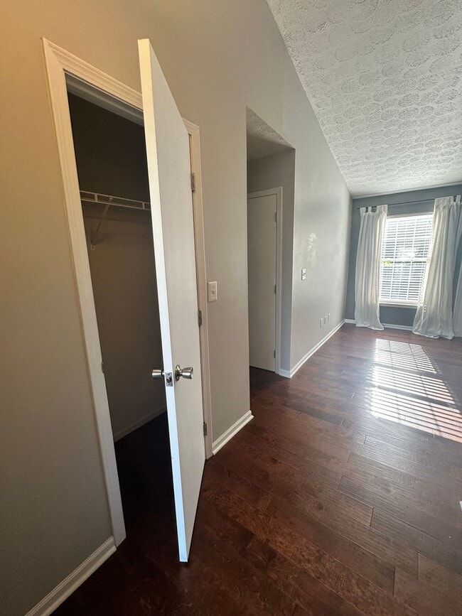 Building Photo - Charming 3-Bed Home with Fenced Yard!