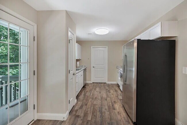 Building Photo - Charming 3-Bedroom Haven with 2 Full Baths...