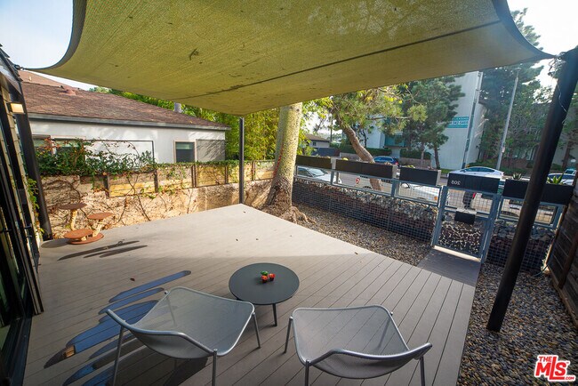 Building Photo - 205 Venice Way