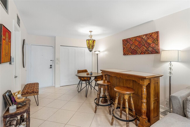 Building Photo - 3111 Oakland Shores Dr