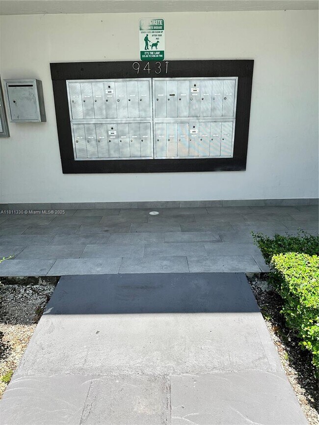 Building Photo - 9431 Fontainebleau Blvd