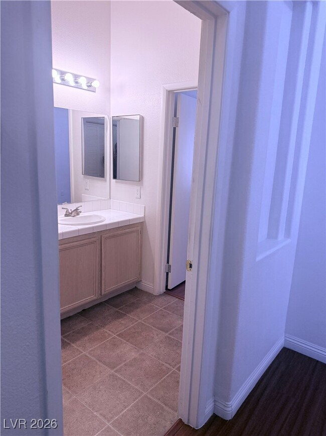 Building Photo - 2110 Los Feliz St