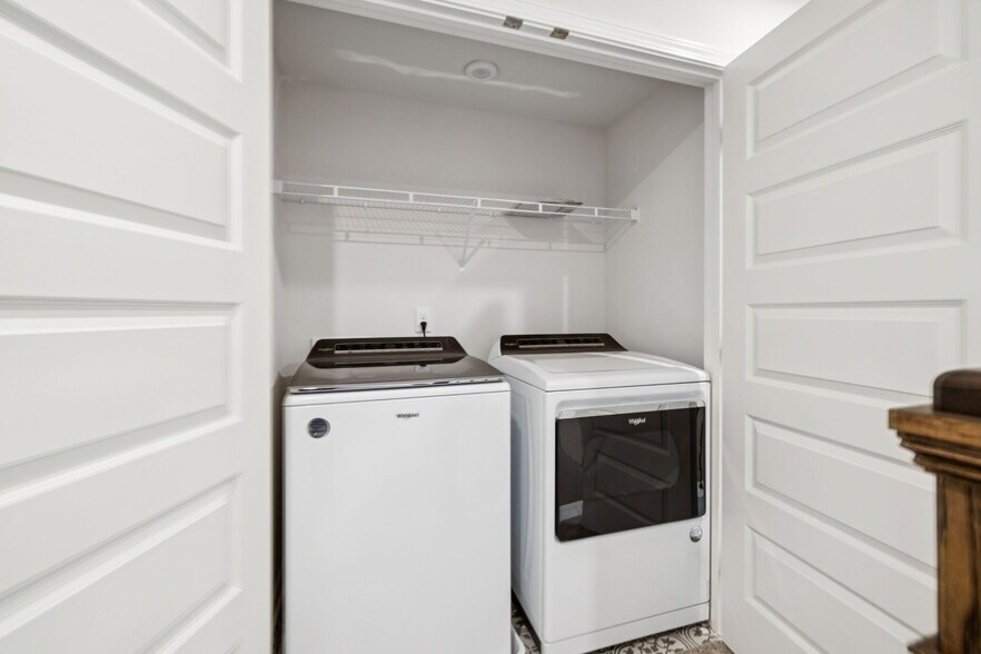 Building Photo - 5350 Bellflower Hls