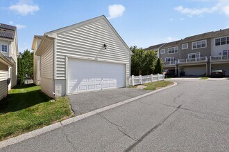 Building Photo - 4 Bed, 4.5 Bath Single Family Home in Clar...