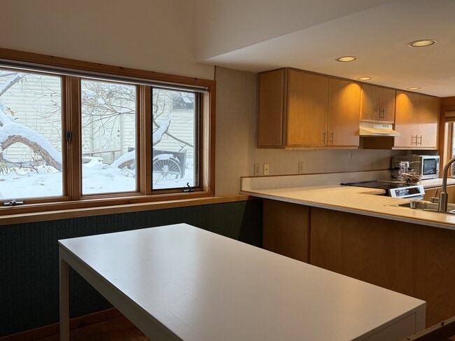 Building Photo - 6526 Bettys Ln