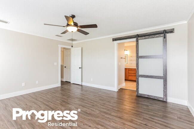 Building Photo - 2464 Royal Pointe Dr