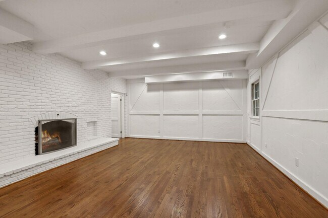 Building Photo - 4925 Weaver Terrace NW