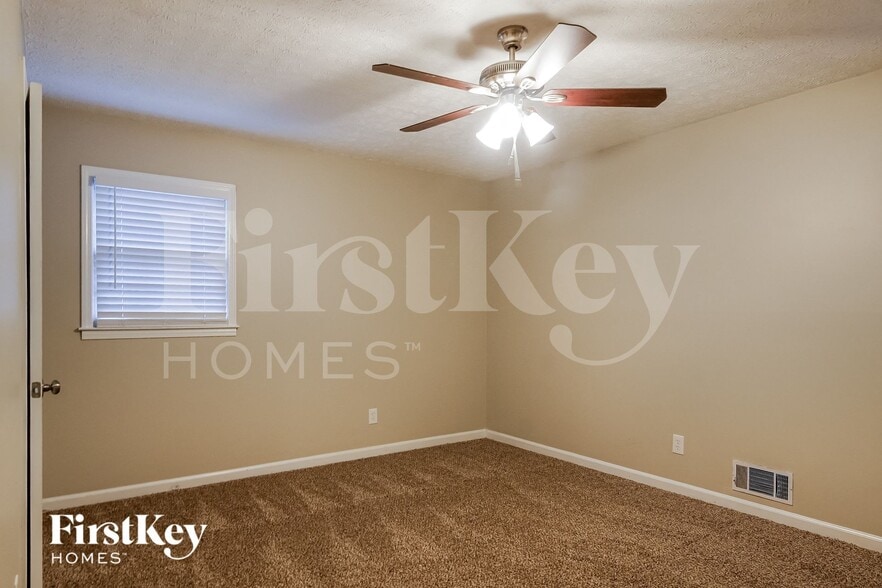 Building Photo - 5292 Clarkview Dr