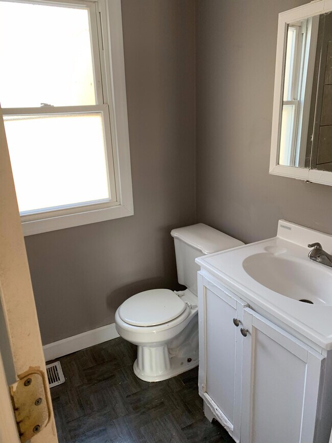 Building Photo - 3600 E 9th Ave