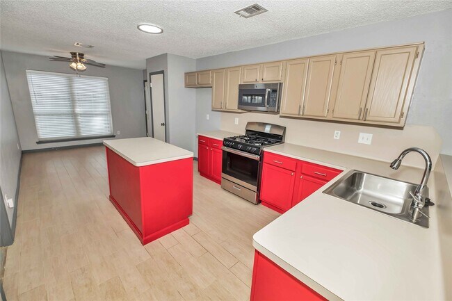 Building Photo - 5216 Spring Branch Dr