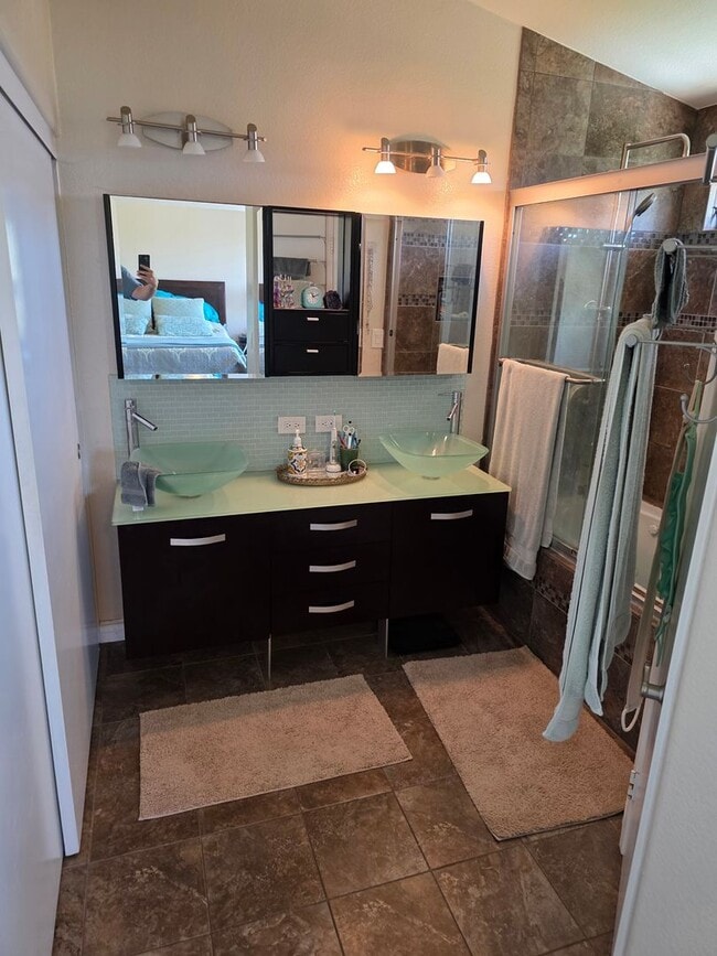 Building Photo - Spacious 4 bedroom 2.5 bath home with a hu...