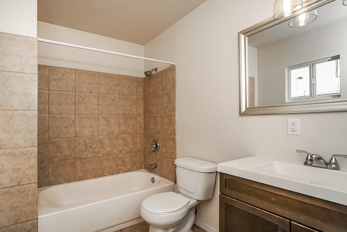 Building Photo - 931 W Hutchins Pl