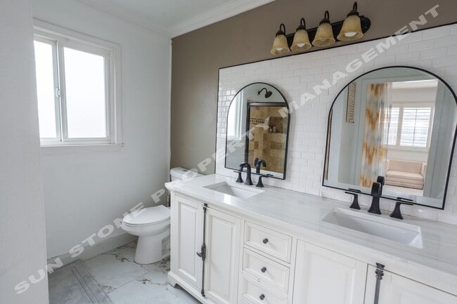 Building Photo - Luxury 4 Bed 3 bath