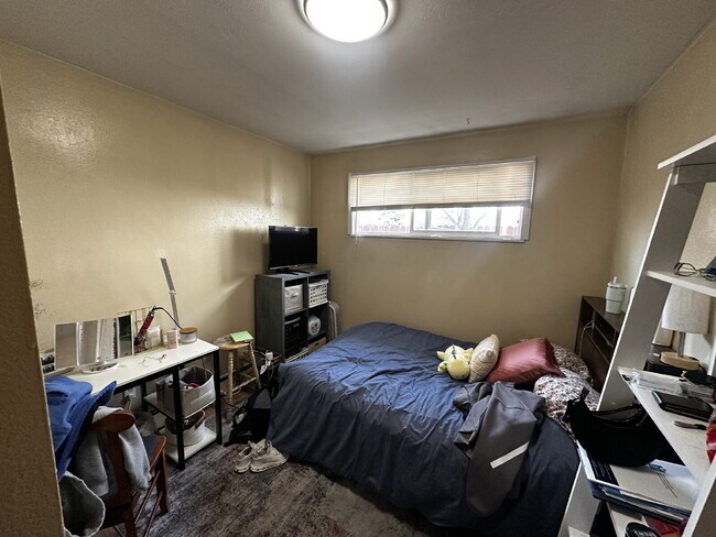 Building Photo - "Charming 4-Bed, 2-Bath Home in Denver's Vibrant Neighborhood!"