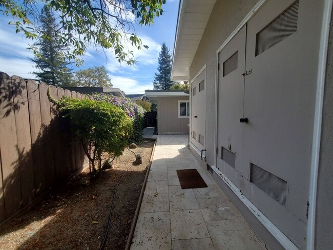 Building Photo - Kentfield 3x2 Flat + detached office, fron...