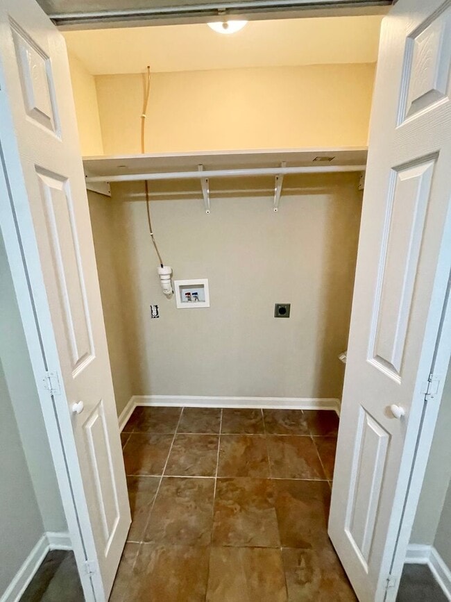 Building Photo - Nice 1 bedroom 1 bath apartment! Location,...