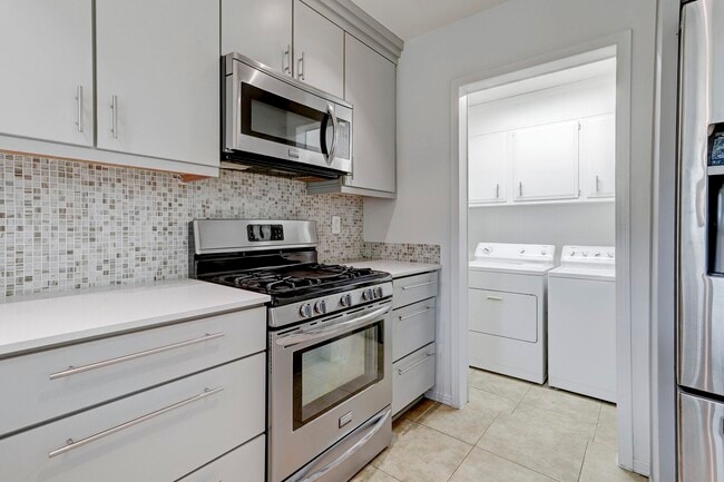 Building Photo - 1111 Stonecrest Dr