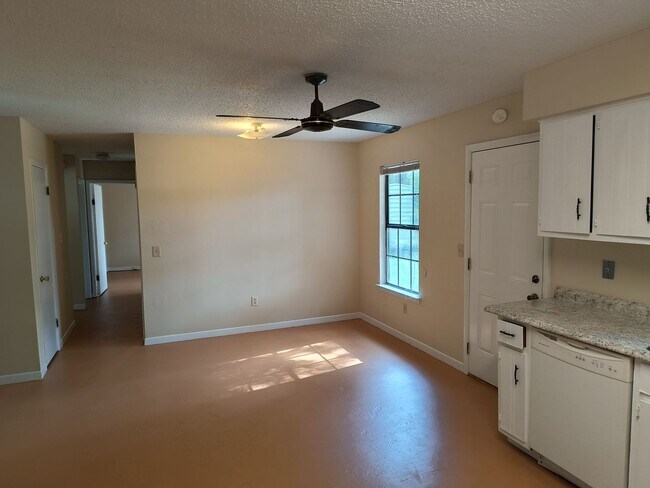 Building Photo - 3 Bedroom 2 Bath Home