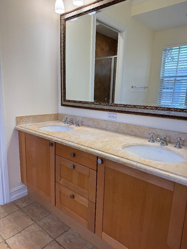 Building Photo - 304 W Mallory Cir