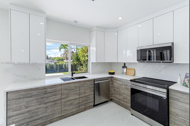 Building Photo - 1840 NE 199th St