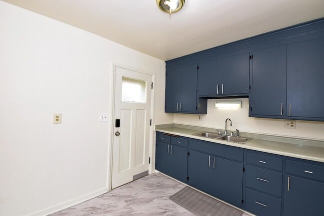 Building Photo - 3115 Lasalle St