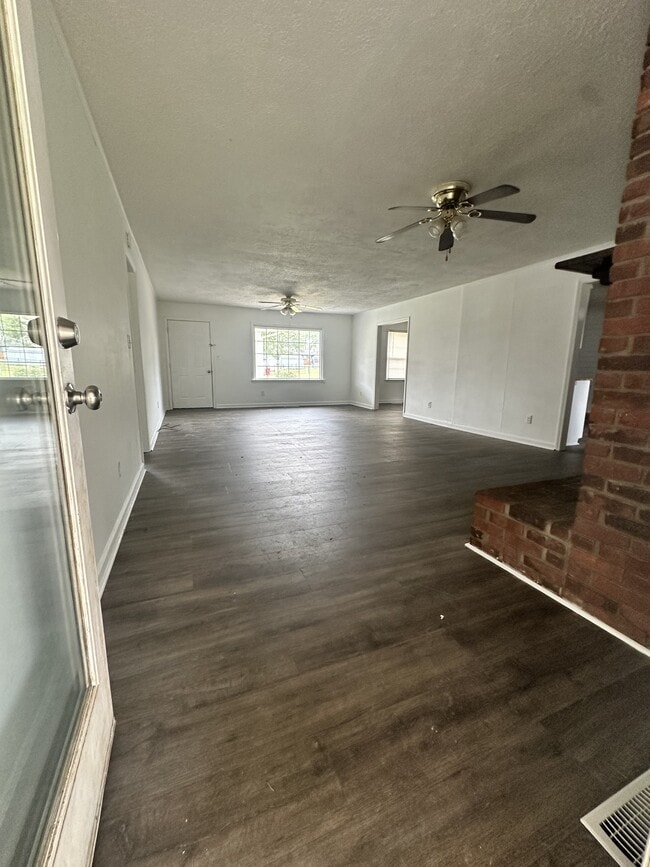 Building Photo - 802 Oak Hurst Dr