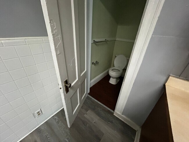 Building Photo - MOVE IN READY! $1400 - Studio / 1 Bath Apartment in Downtown Manchester with All Utilities Included