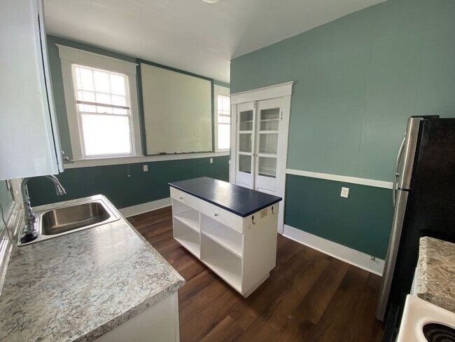 Building Photo - 5 E 33rd St