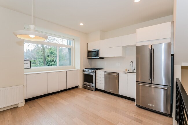 Building Photo - 121A 15th Ave