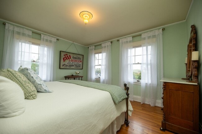 Building Photo - WONDERFUL HISTORIC 5 BED 3 BATH PROPERTY WITH CARRIAGE HOUSE