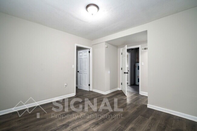 Building Photo - 2827 Arrowhead Cir NE