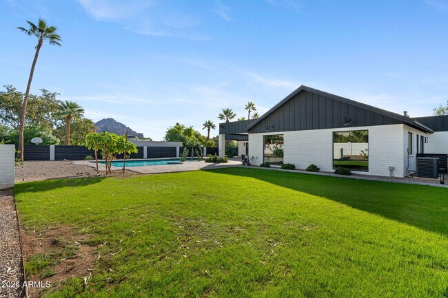 Building Photo - 3842 E San Miguel Ave