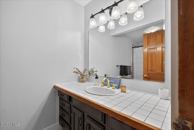 Building Photo - 15 Chase Ln