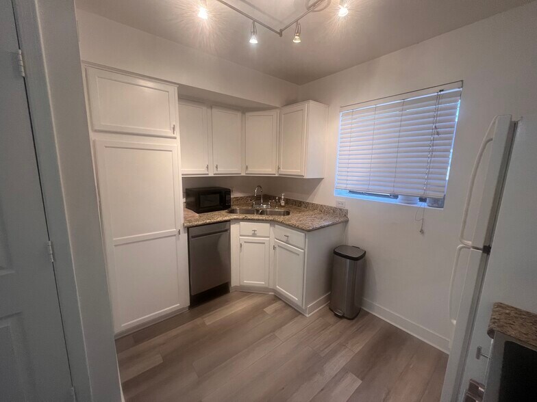 Building Photo - 310 W Earll Dr