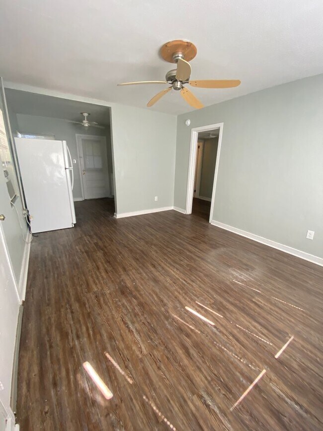 Building Photo - Cottage Home in Seminole Manor