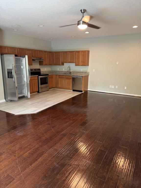 Building Photo - 420 Park Lake Dr