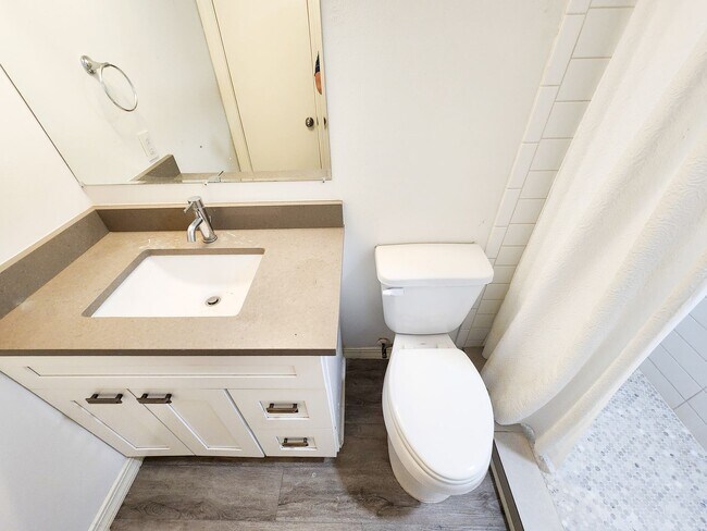 Building Photo - BEAUTIFUL REMODELED 1 BEDROOM 1 BATH CONDO.  GREAT LOCATION!