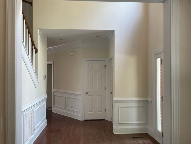 Building Photo - Outstanding Five Bedroom Three Full Bathro...