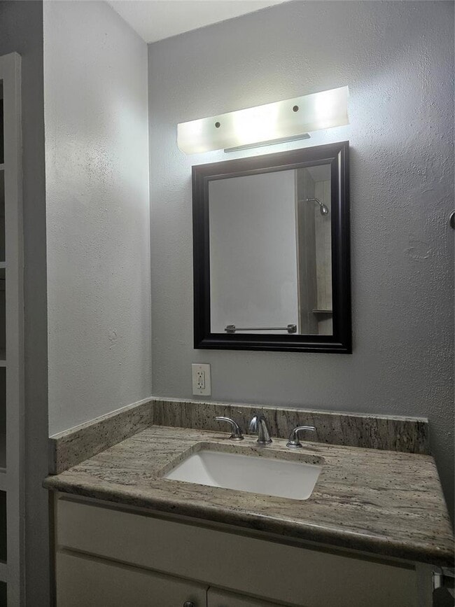 Building Photo - 2305 Cottonwood Dr